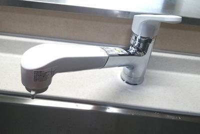 キッチン水栓 シングル混合水栓 ハンドシャワー付きに交換: おつかれ